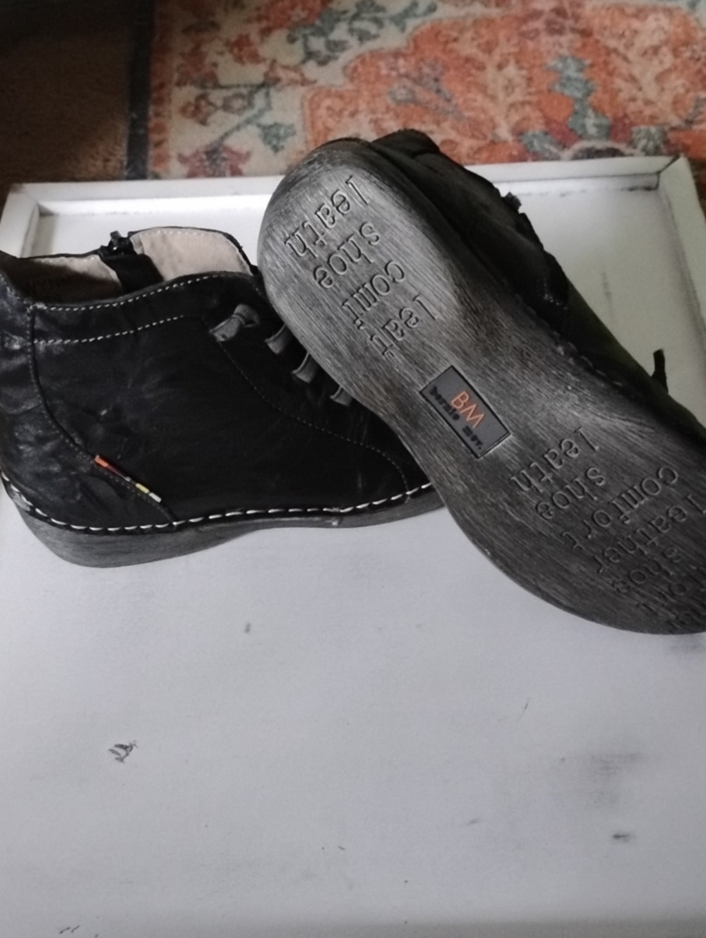 bernie mev. Black Leather Men’s Chukka Boots with Contrast Stitching